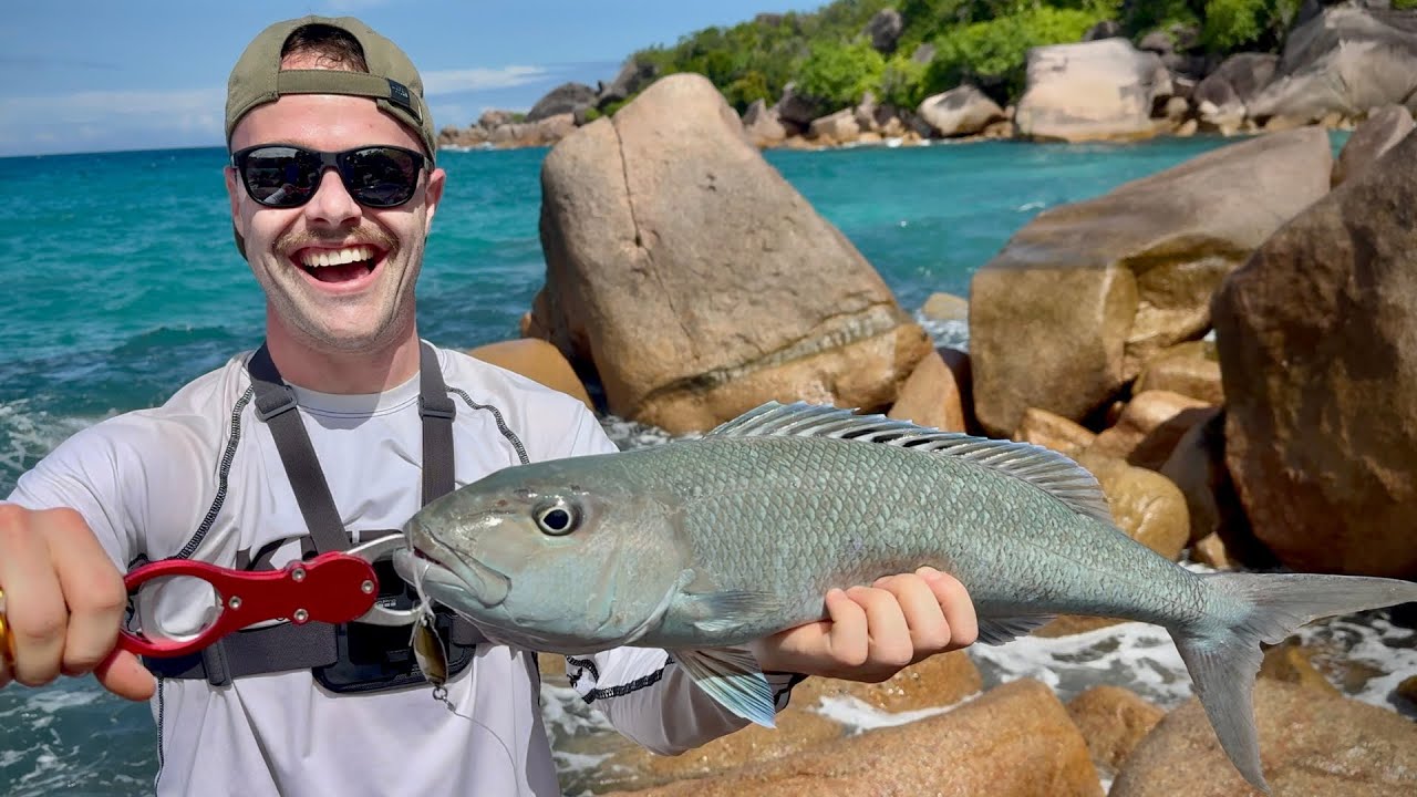 On ATTRAPE et on DÉCOUPE notre POISSON sur cette ÎLE PERDUE !! (Catch & Cook - Seychelles)