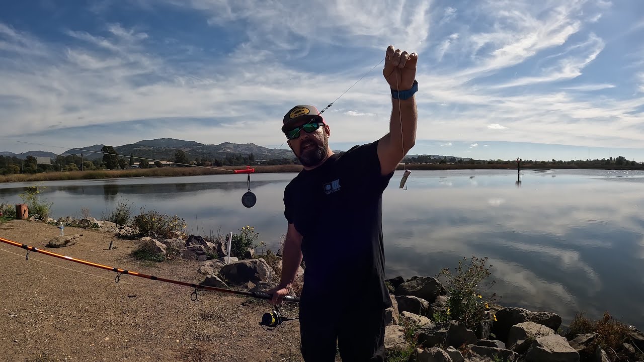 Как ловить полосатого окуня с берега для новичков