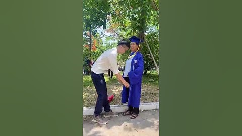 Câu chuyện xúc động phía sau video triệu view chàng trai mặc áo cử nhân cho mẹ