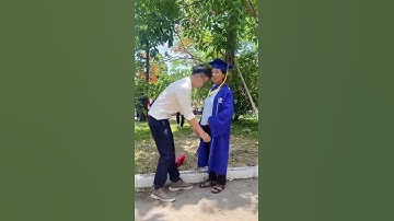 Câu chuyện xúc động phía sau video triệu view chàng trai mặc áo cử nhân cho mẹ