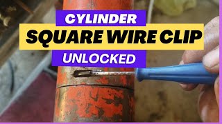 Kubota L4560 Backhoe cylinder - Square wire Retainer Clip