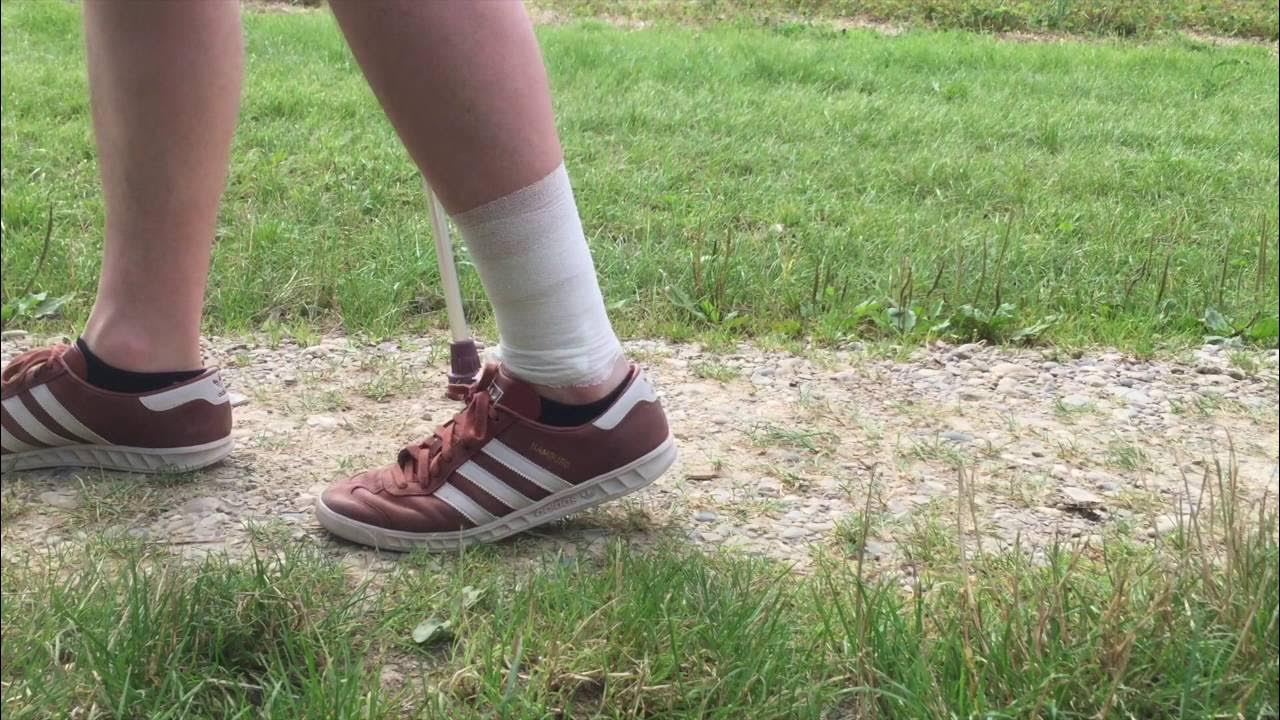 An nur einer Krücke oder mit einem Gehstock gehen www.gehstockkaufen.de YouTube