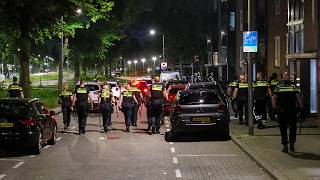 Politie grijpt hard in bij druk straatfeest in Rotterdam