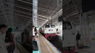 Di tepi Sungai Serayu, mengiringi kedatangan kereta Manahan di stasiun Purwokerto