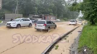 Потоки грязной воды охватили районы Владивостока