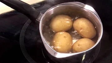 ¿Las patatas deben hervirse en agua caliente o fría?