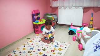 Eslina Arabasını Gösteriyor