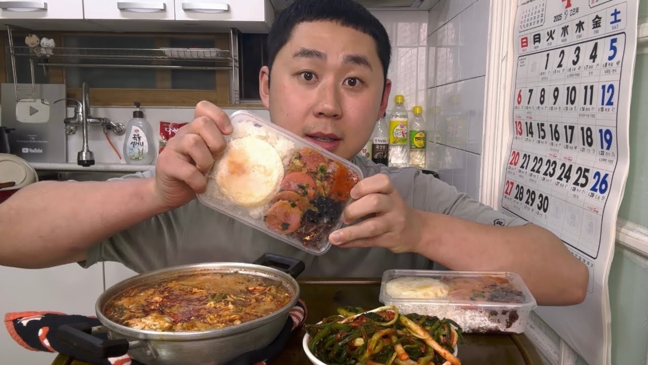 반찬가게에서 옛날도시락 육개장 사왔습니다 파김치는 우리 나여사꺼~