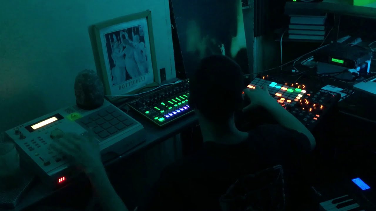 MEEESH - Live Trap Jams: Studio Session w/ AKAI MPC 2000, ROLAND TR8 & AKAI APC-40.