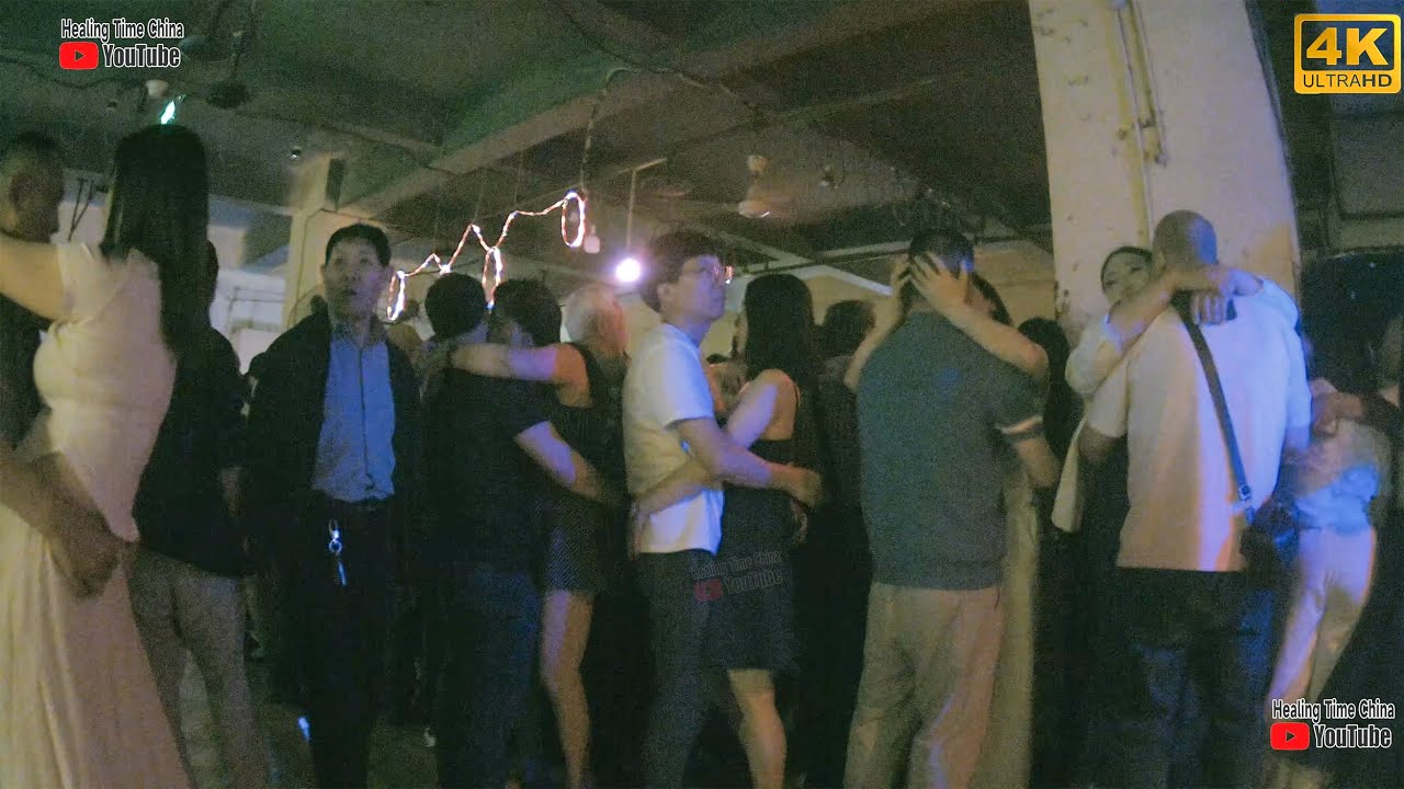 Chongqing Tianya Ballroom, dancing with beautiful girls, grandpa is very happy