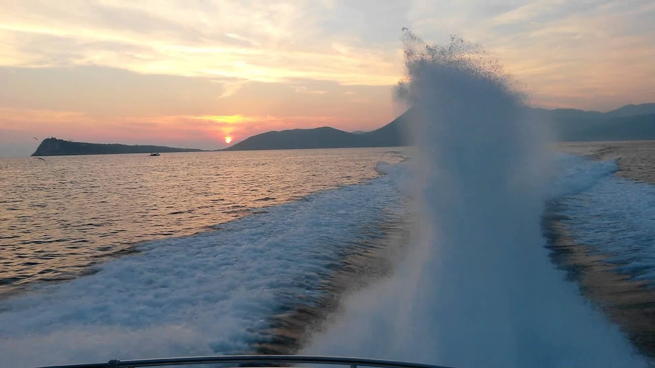 Pershing yacht speeding up