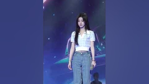 Cúc Tịnh Y tại buổi diễn tập bài hát Dễ đến dễ đi