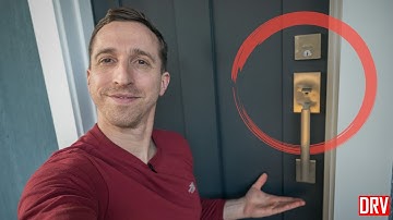 Het installeren van een deurkruk en een nachtschoot | Kwikset San Clemente-krukset + Downtown-nac...