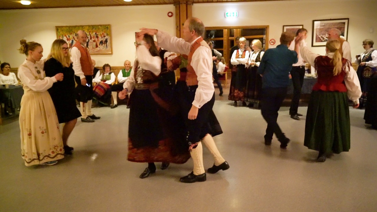 Heidi og Andreas Røstad med flere danser Telespringar. Leikfest Greåker ...