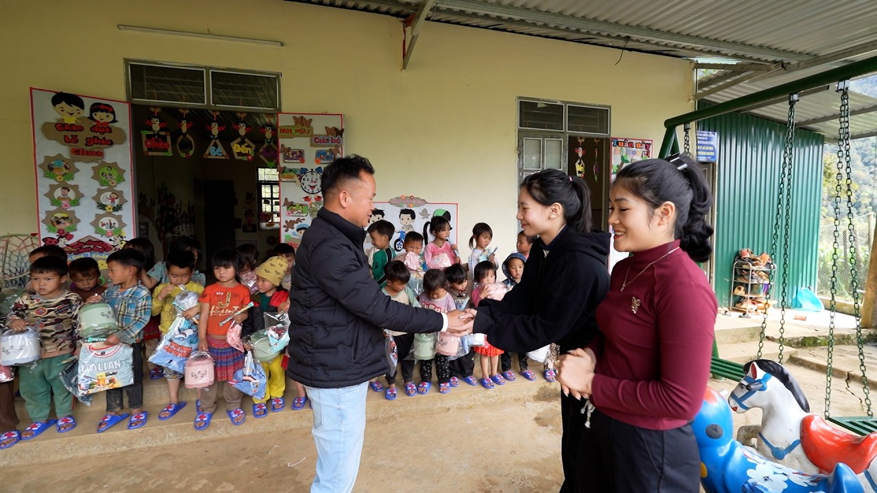 Thăm 2 cô giáo trẻ chưa chồng trên bản tít trên rừng già - Tặng 35 xuất quà cho các cháu bản Háng Xê