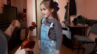 Первые уроки игры на скрипке Алисы