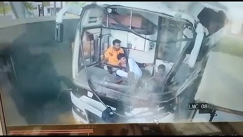 Tài xế buồn ngủ lao thẳng xe vào trạm thu phí