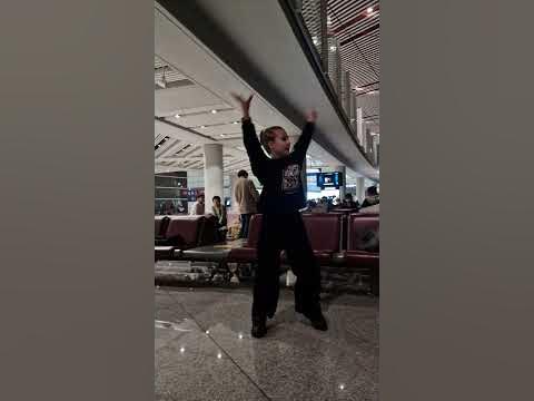 Лиза: девочка-колесо! Когда между рейсами нечем заняться, то ...