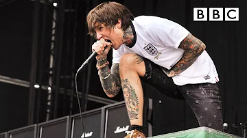 Bring Me The Horizon performs 'Sleepwalking' | Reading Festival - BBC