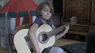 Video thumbnail of "Laura spelar gitarr med pappa"
