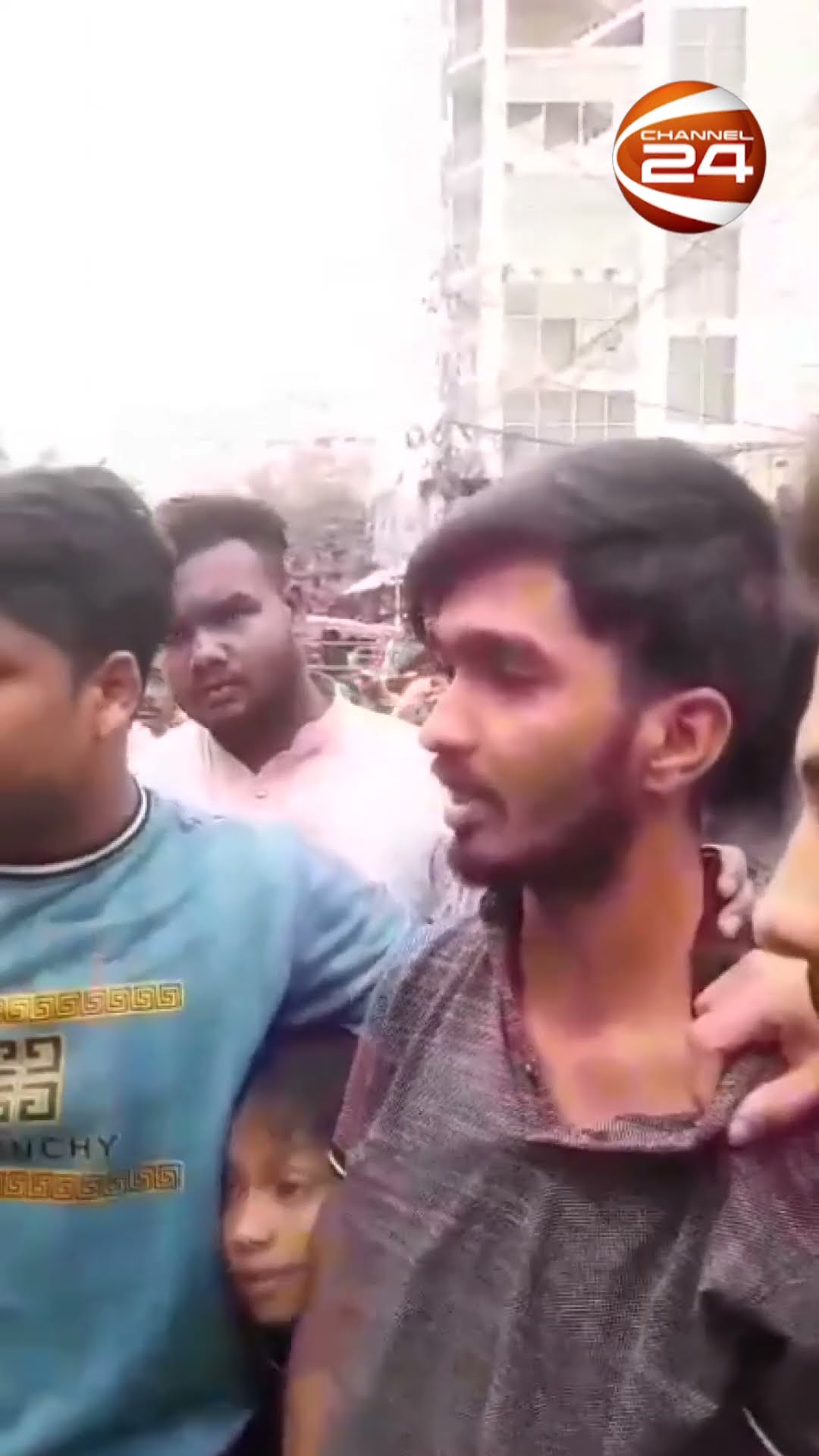 রাজশাহীতে ছাত্রলীগ কর্মীকে পুলিশের হাতে তুলে দিলো বৈষম্য বিরোধী ছাত্র আন্দোলনকারীরা