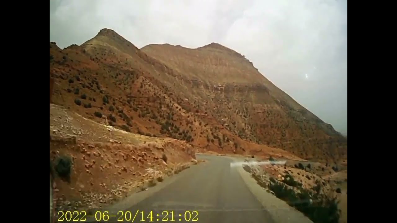 الطريق رابطة بين امجاط و إيمي ندونيت طريق خطير جدا😱😱مع نغمات البوم امازيغي  في وسط أطلس الكبير 🇲🇦🇲🇦