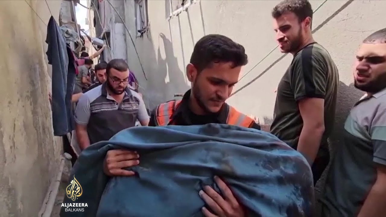 الفلسطينيون ينتشلون الجثث من تحت الأنقاض بأيديهم العارية