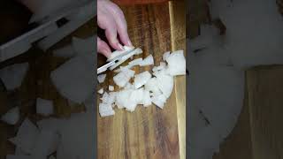 Как порезать лук мелко и без отходов