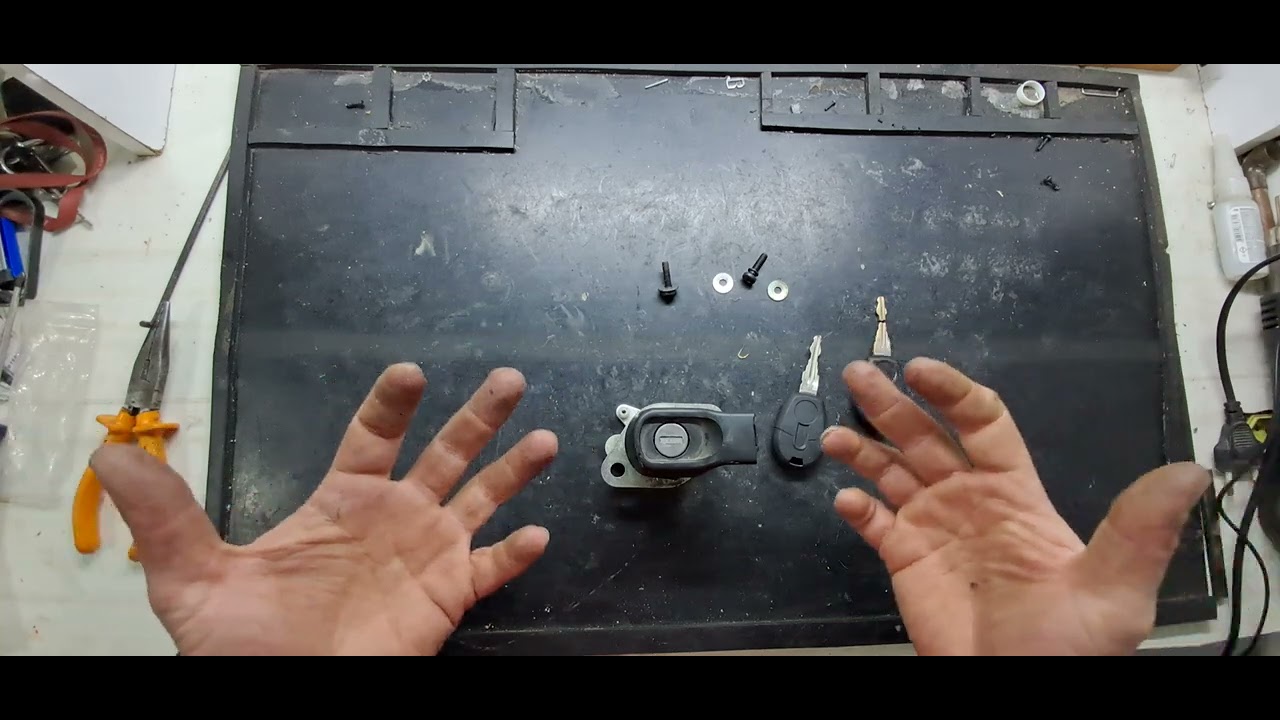 Como desmontar cilindro da maçaneta da porta do bau da Fiorino