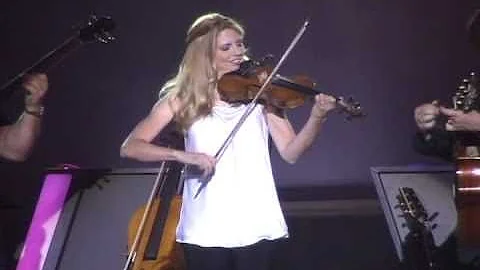 Amber Randall - on tour with Kenny Rogers