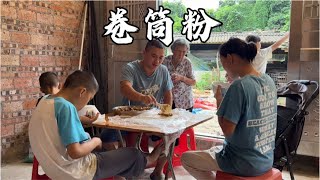 周末乡村90后宝妈做卷筒粉，馅多皮薄味道鲜香，孩子们吃得很满足【一帆妈妈】