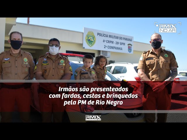 RMix No Ar: Irmãos são presenteados com fardas, cestas e brinquedos pela PM de Rio Negro