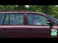 VIDEO: Une Toyota prend feu au milieu de la route faisant un mort et deux perturbés
