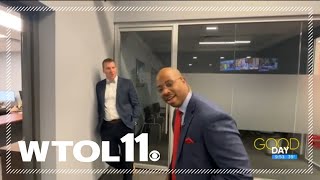 Steven practices his putting game in the WTOL 11 newsroom