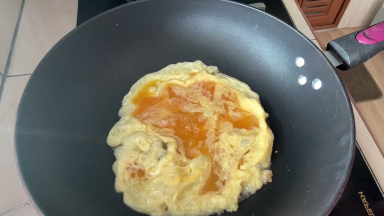 ผัดกะเพราลูกชิ้นเนื้อใส่เห็ดออรินจิ ไข่เจียวหอมๆ