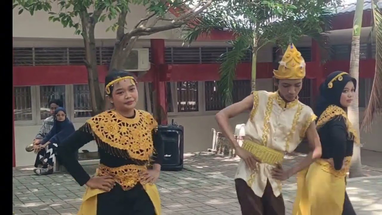 Tari tradisional Sulawesi Tengah oleh Mahasiswa antropologi fisip untad