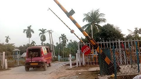 Rail Gate Keeper Closing Down The Rail Gate | Level Crossing | भारतीय रेल | Indian Railways