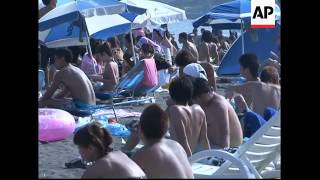 Japanese try hard to enjoy beach life