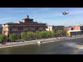 Вертолет МЧС набирает воду в Москва реке
