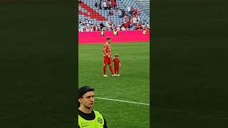 FC Bayern = Familie, Kimmich und Kane mit ihren Kindern auf dem Platz, wer spielt besser???😂😂😂 süüüß