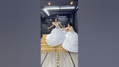 Notes for walking down stairs with an oversized skirt#bybacademy #modeltraining #thanhhuyennguyen