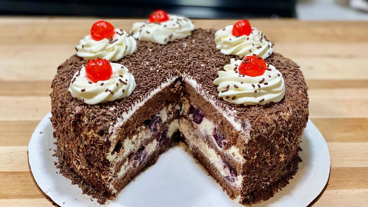Gâteau en pâte à sucre, façon forêt noire - Les Gourmandises de Louysa