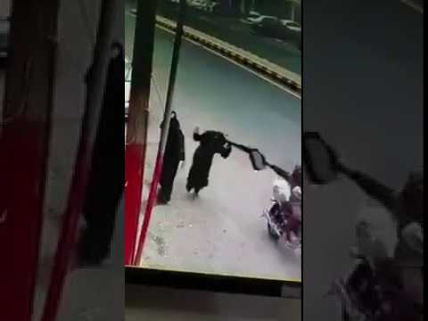 سقوط فتاة على رأسها بعد خطف سارق لحقيبتها بالقوة في وسط الشارع بمدينة صنعاء 
