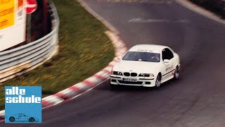 Sabine Schmitz und ihre skurrilen Gäste im BMW M5 Ringtaxi