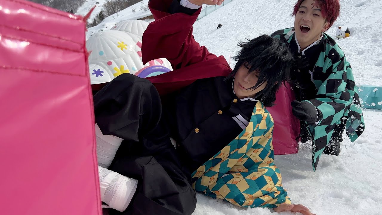 Происходит во время тренировки по снегу.