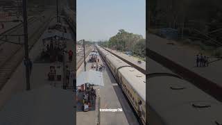 स्टेशन पर स्टेशन मास्टर को नींद आ ? jaaye to kya train age padegi  shorts train indianrailways