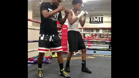 Mayweather teaching boxing lessons to his Jr 😀🤩🤩 #mayweather #floydmayweather #moneymayweather