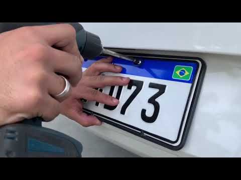 Vídeo: Como você instala quadros de placas de veículos?