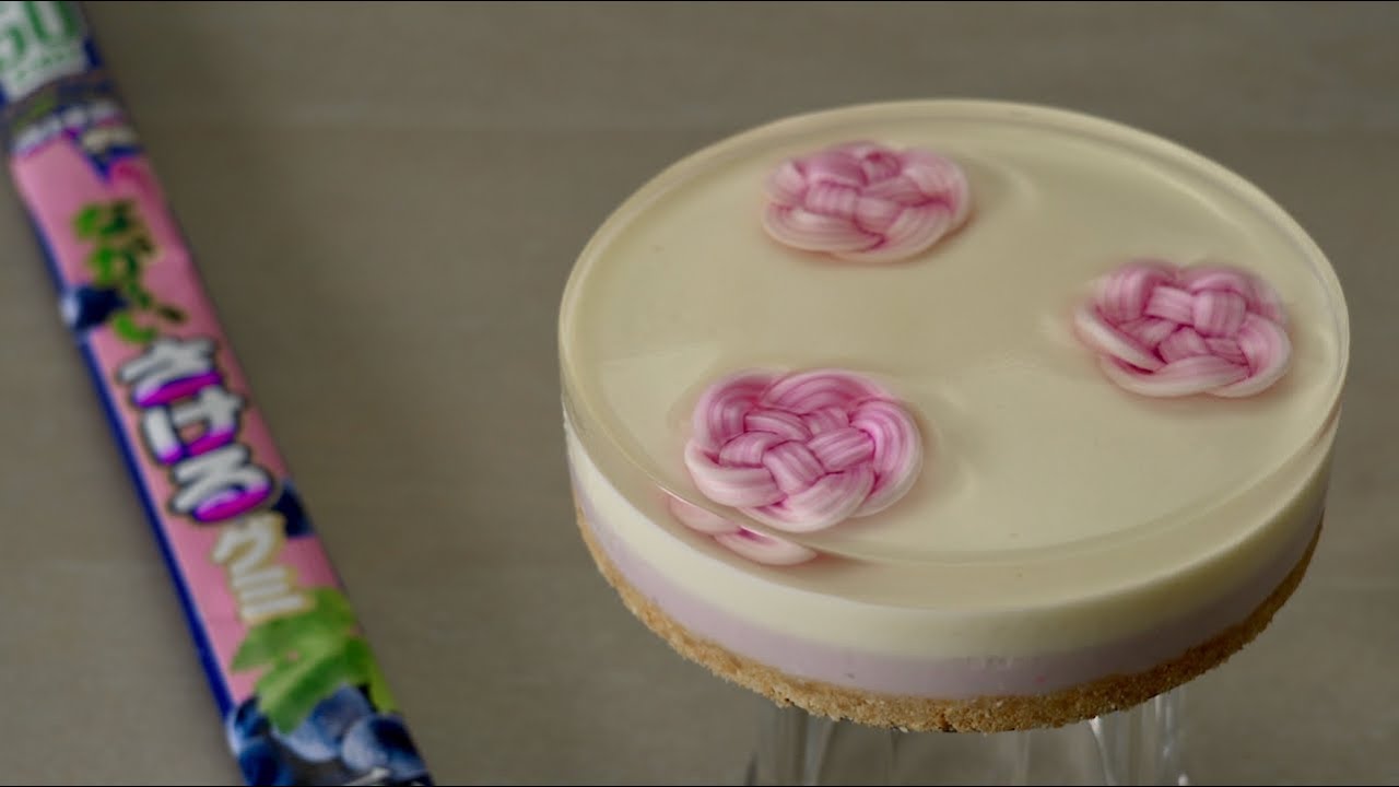 さけるグミで梅結び 4層のレアチーズケーキ Four-layer no-bake cheese cake with long long man gummy plum knots