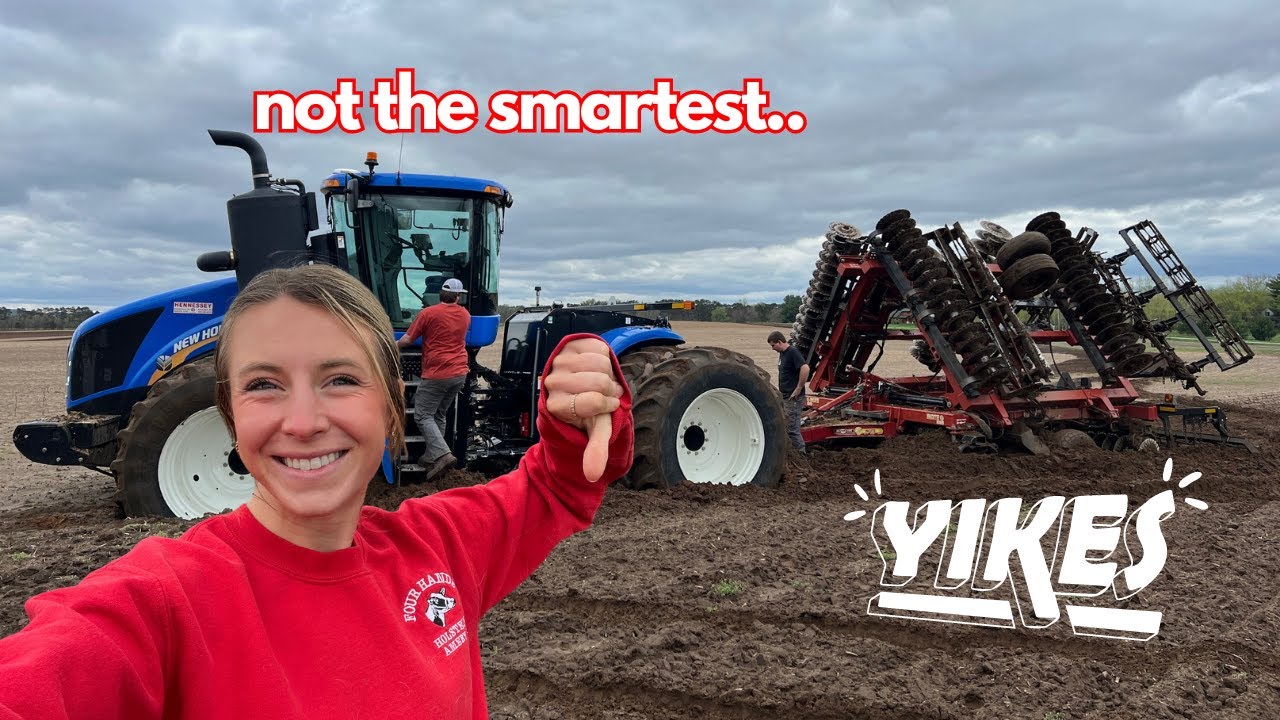 Все наши большие трактора застряли в грязи